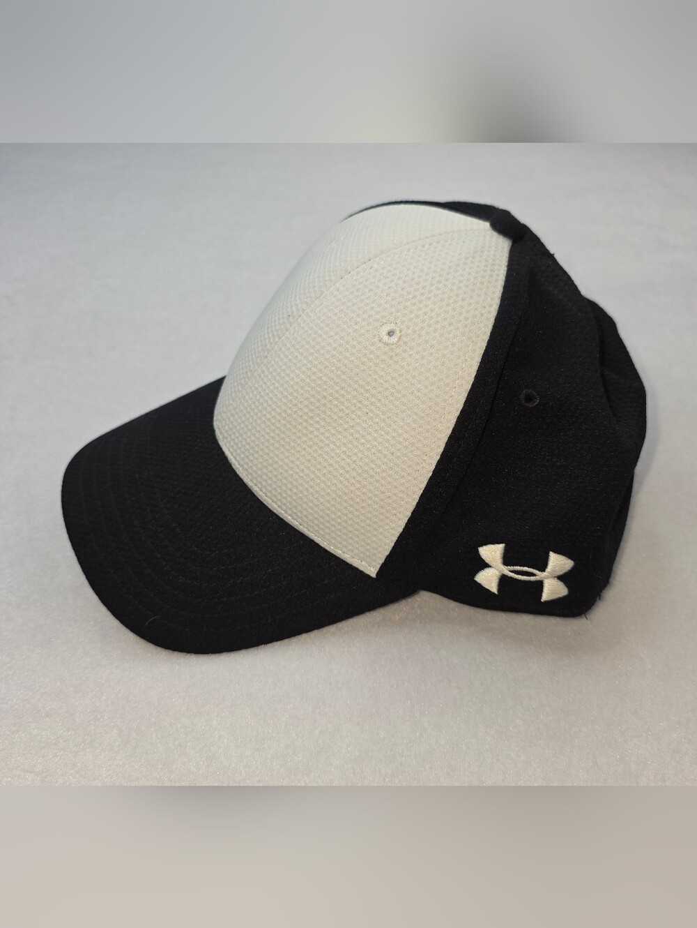 Under Armour Black & White Two-Tone Performance Cap Fitted Size L/XL Bin CX